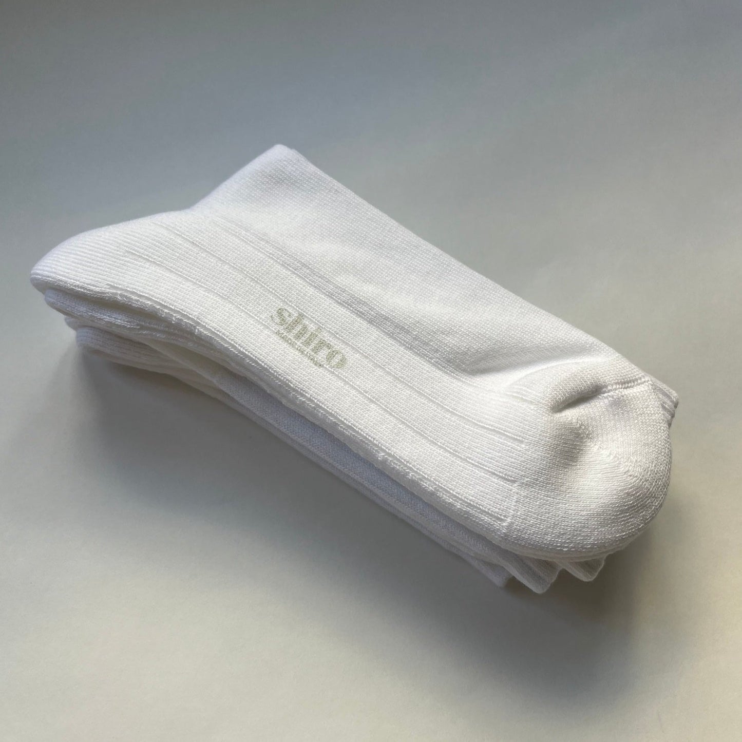 A pair of white, ribbed, lightweight organic egyptian cotton gym socks. Made in Italy.